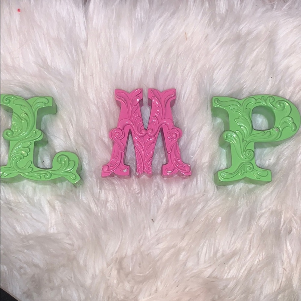 Initial decor